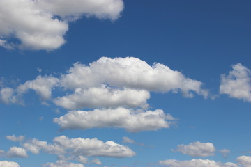 Fototapeta na wymiar Nuages dans le ciel (cumulus) 12