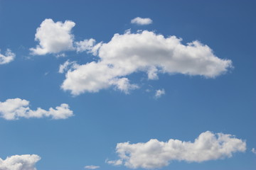Fototapeta na wymiar Nuages dans le ciel (cumulus) 7