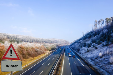 Achtungsschild Winter Autobahn