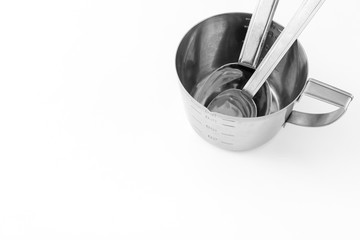 金属の計量カップ