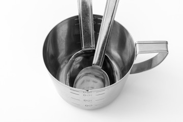 金属の計量カップ