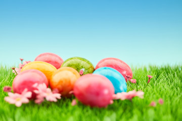 Ostereier im Gras auf Wiese zu Ostern