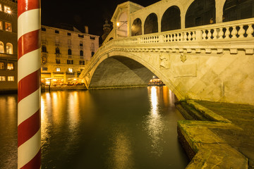 Abends an der Rialto Brücke in Venedig