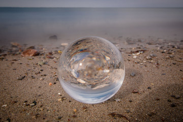 Glaskugel am Strand