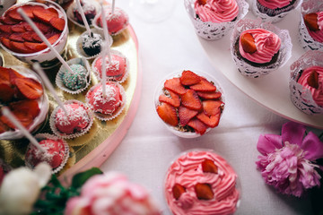 Obraz na płótnie Canvas wedding cake with red roses