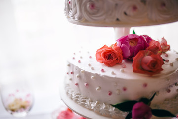 wedding cake with roses