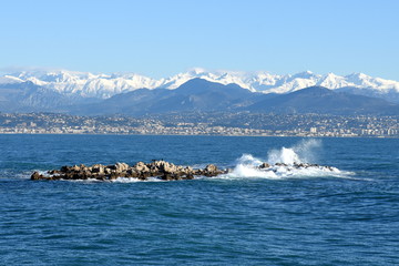 France, côte d'azur, massif du Mercantour et ilôt de la Grenille vus du Cap d'Antibes, paysages mer et montagne.