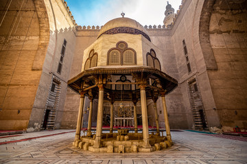 .18/11/2018 Cairo, Egypt, the interior of the main hall for the prayers of the ancient and largest mosque in Cairo with a well in the center - obrazy, fototapety, plakaty