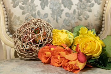 Bouquet de roses et boule cage en osier au boudoir