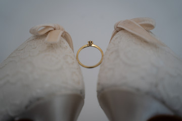Ring zwischen zwei Brautschuhen 