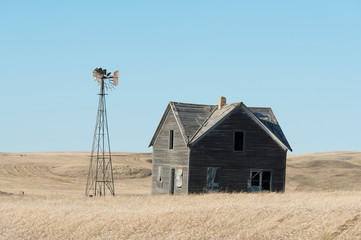 An old farmhouse on the prairie in North Dakota © Steve Oehlenschlager