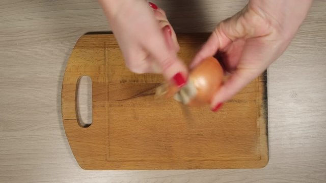 Peel the onion peel.
