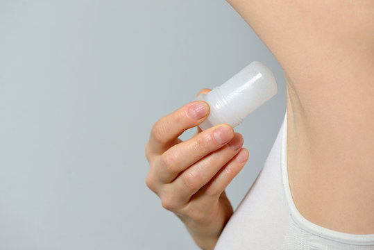 woman applying alaun rock deodorant