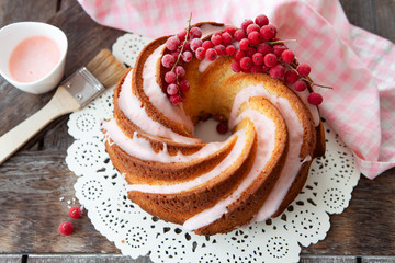 Leckerer Gugelhupf mit Zuckerguss