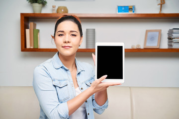 Fototapeta na wymiar Woman holding tablet pc
