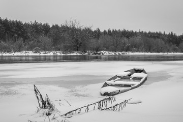 łódka nad rzeką © lukaszknop
