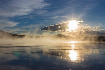 Sonnenuntergang über dem Yellowstone Nationalpark, Hot Springs, Wyoming, USA