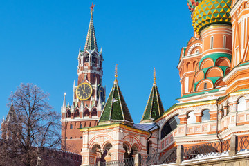 Fototapeta na wymiar Spasskaya clock tower and St Basil Cathedral