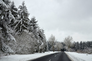 verschneite Landstraße