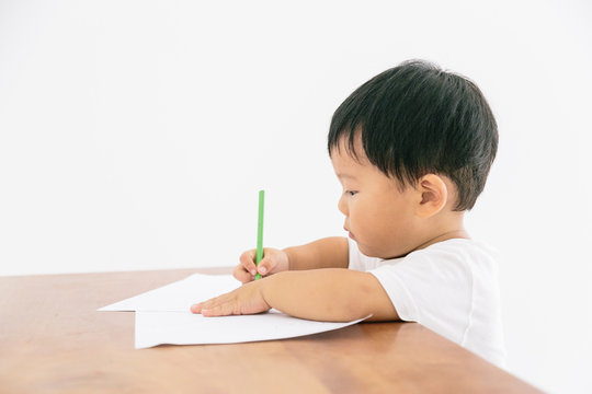 お絵かきをしている幼児