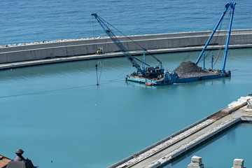Fototapeta na wymiar Italia Liguria Ventimiglia costruzione porto