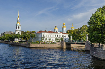 Fototapeta premium Corner of Kryukov Canal and Griboyedov Channel with the Krasnogvardeysky bridge and St. Nicholas Naval Cathedral in Saint Petersburg, Russia