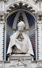 Obraz premium St. Antoninus (Antonio Pierozzi, the Archbishop of Florence), Portal of Cattedrale di Santa Maria del Fiore (Cathedral of Saint Mary of the Flower), Florence, Italy 