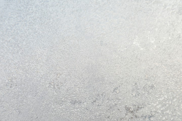 Obraz premium The background or texture of the hoar or rime on the window glass in the cold winter weather