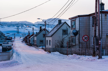 le strade di un paese di pescatori nell'inverno artico