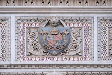 Coat of arms of prominent families that contributed to the facade., Portal of Cattedrale di Santa Maria del Fiore (Cathedral of Saint Mary of the Flower), Florence, Italy