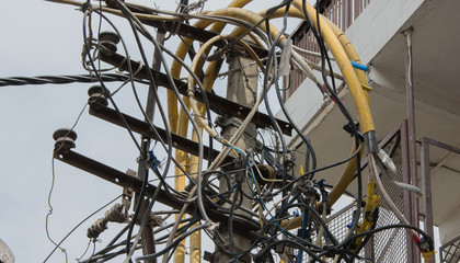 Lío de cables en el tendido eléctrico, en India