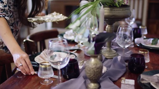setting the table in a restaurant - tisch decken im restaurant