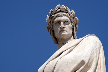 Fototapeta na wymiar Dante Alighieri statue in Santa Croce square in Florence, Italy