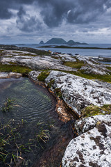 acqua e rocce in un fiordo norvegese in estate