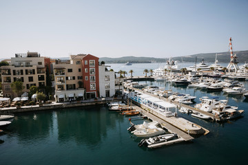 Fototapeta na wymiar Rich white yachts stand on the bay before the hotel