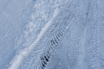 Reifenspuren im Schnee - Rutschgefahr