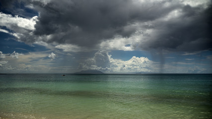 Regenwolken über dem Tropischen Meer