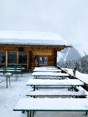 Skihütte in den Bergen Österreichs