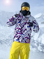 Fototapeta na wymiar Porträt eines Snowboarders mit Helm und Brille in den Österreichischen Alpen