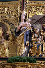 Obraz premium Virgin Mary with baby Jesus, altar in Maria am Berg church in Hallstatt, Austria