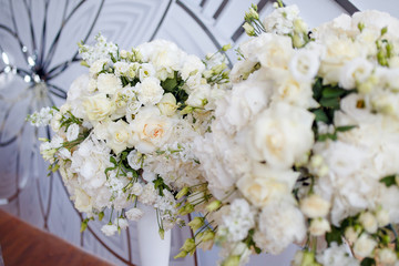 Obraz na płótnie Canvas a large bouquet of white roses, texture