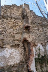 Ruine mit zerstörtem Kamin