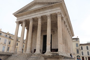 Naklejka premium LA MAISON CARREE - NIMES - OGRÓD - LANGUEDOC - OCCITANIA