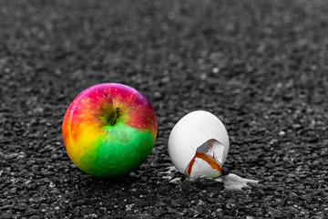 Apfel und Ei auf Asphaltstraße