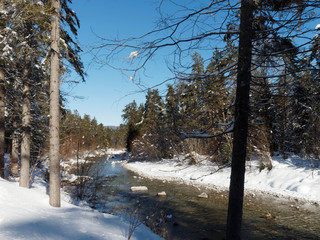 Oberbayern Naturschutzgebiet. Zwischen Kreuth und Scharling in tegernseer tal. Die Heide im Winter an der Weissach entlang