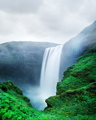 Berühmter Skogafoss-Wasserfall am Skoga-Fluss, Island