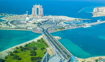Foto op Plexiglas Abu Dhabi Vogelperspectief en drone-uitzicht vanuit de lucht op de stad Abu Dhabi vanaf het observatiedek