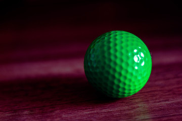 grüner Golfball