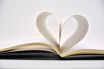 Corazón hecho con las páginas de un libro