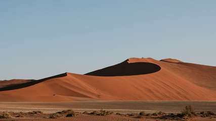 Fototapeta na wymiar Sossusvlei Landschaft Namibia, Schatten auf Sanddüne